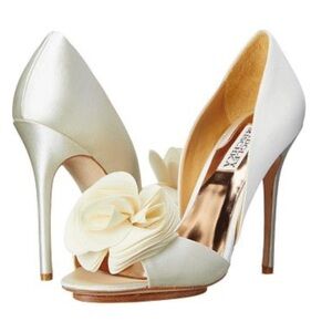 Badgley Mischka Petal blossom cream Bridal Shoes 4” heel worn once 6.5